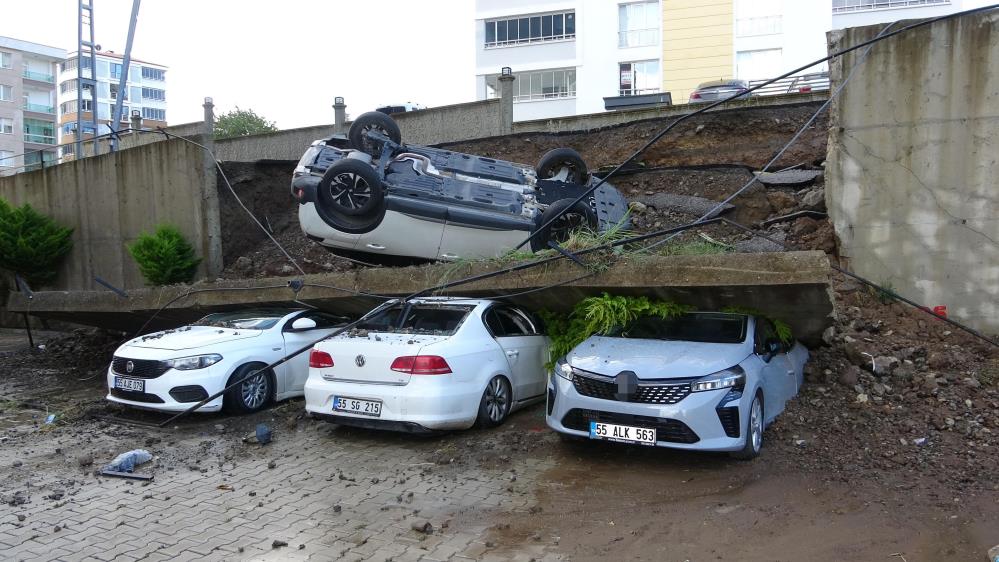 Samsun’da şiddetli yağış: İstinat duvarı araçların üzerine devrildi