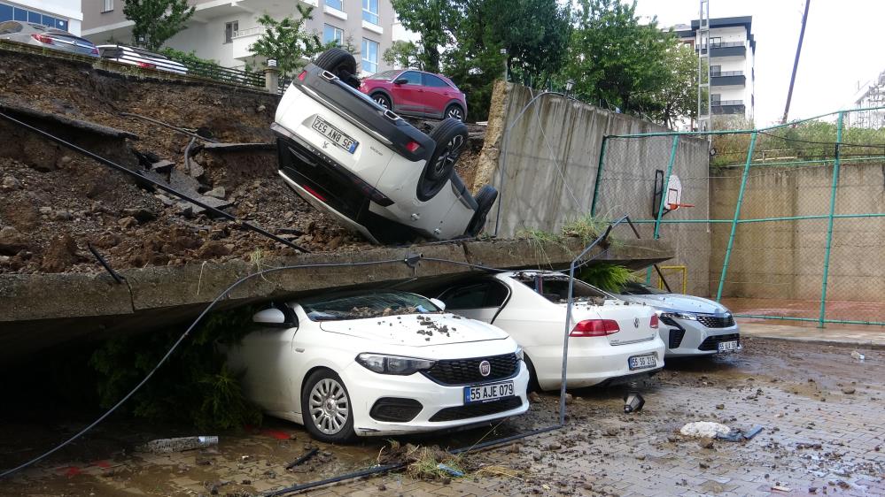Samsun’da şiddetli yağış: İstinat duvarı araçların üzerine devrildi