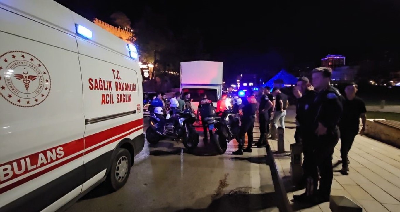 Şehir merkezinde dehşet anları: Yol verme yüzünden araçla ezmeye kalktı