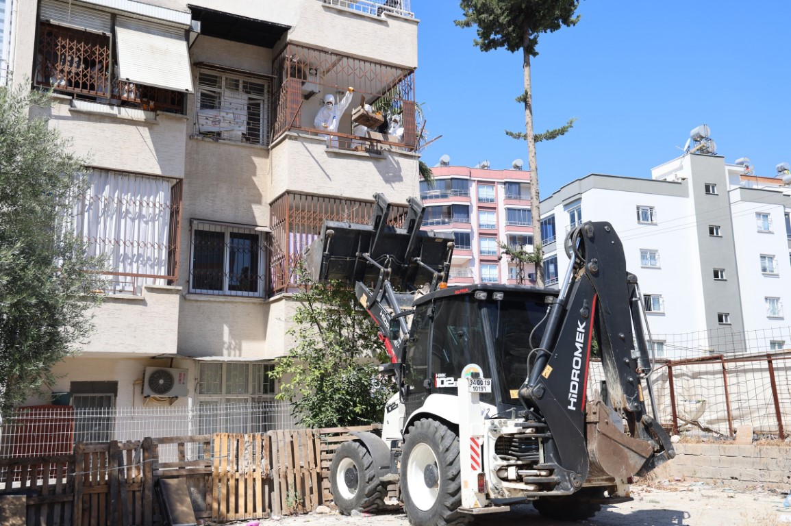 Mersin’de çöp ev üçüncü kez temizlendi, 6 ton çöp çıktı
