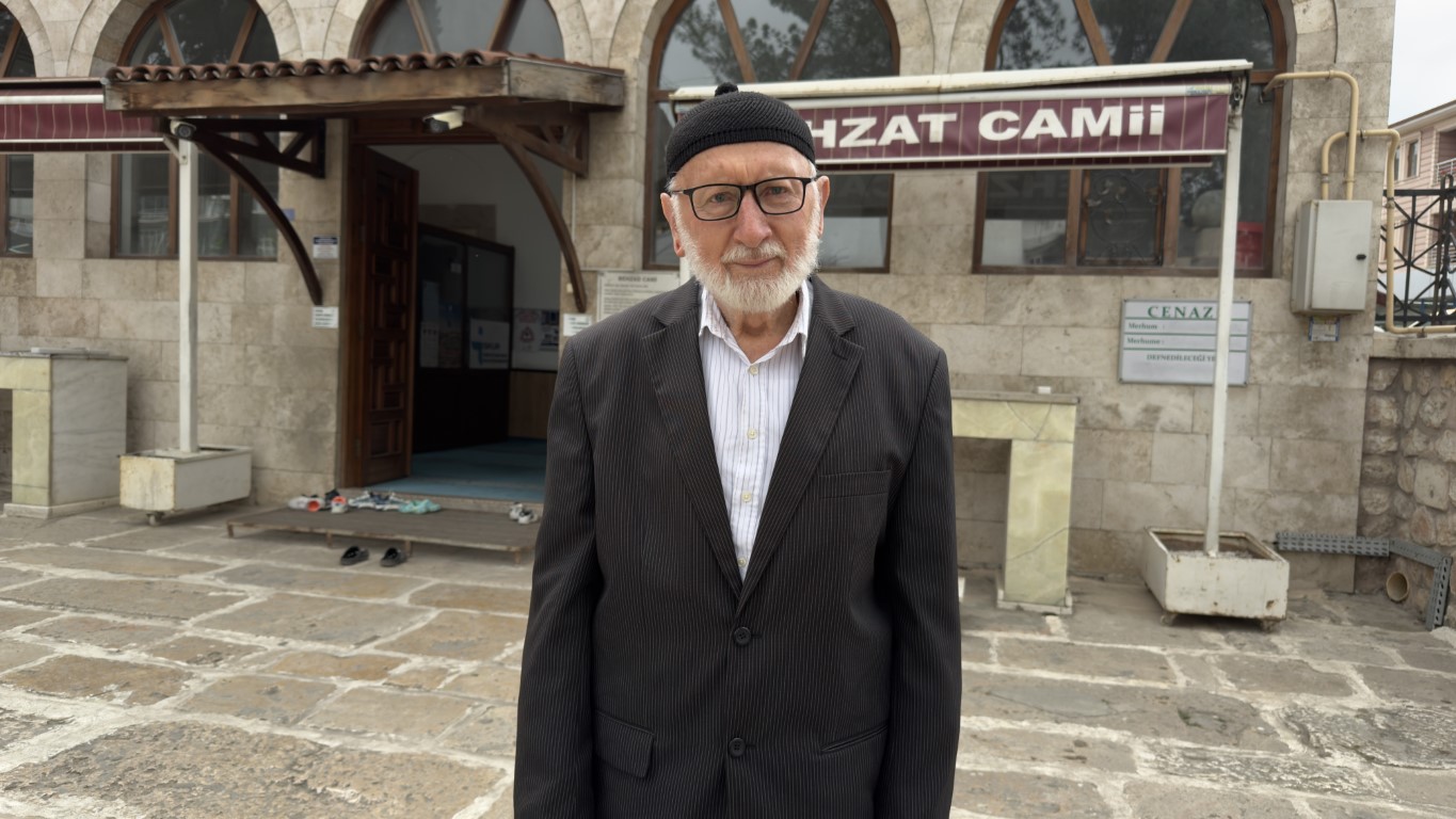 80’lik dede, torunlarını Kur’an öğrensin diye her gün bisikletiyle camiye götürüyor