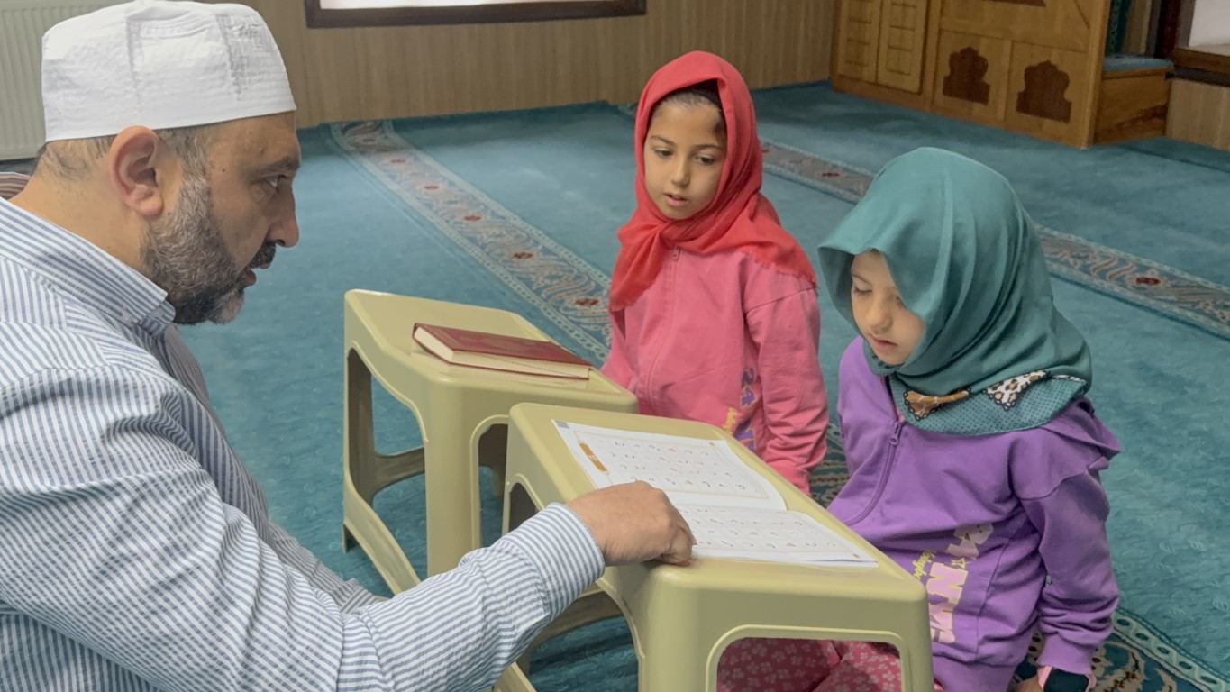 80’lik dede, torunlarını Kur’an öğrensin diye her gün bisikletiyle camiye götürüyor