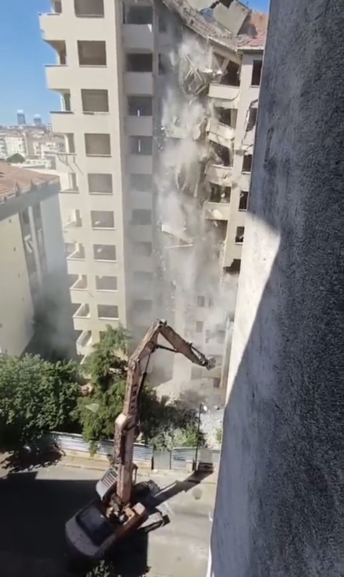 Maltepe’de faciadan dönüldü: 11 katlı bina yıkım sırasında çöktü