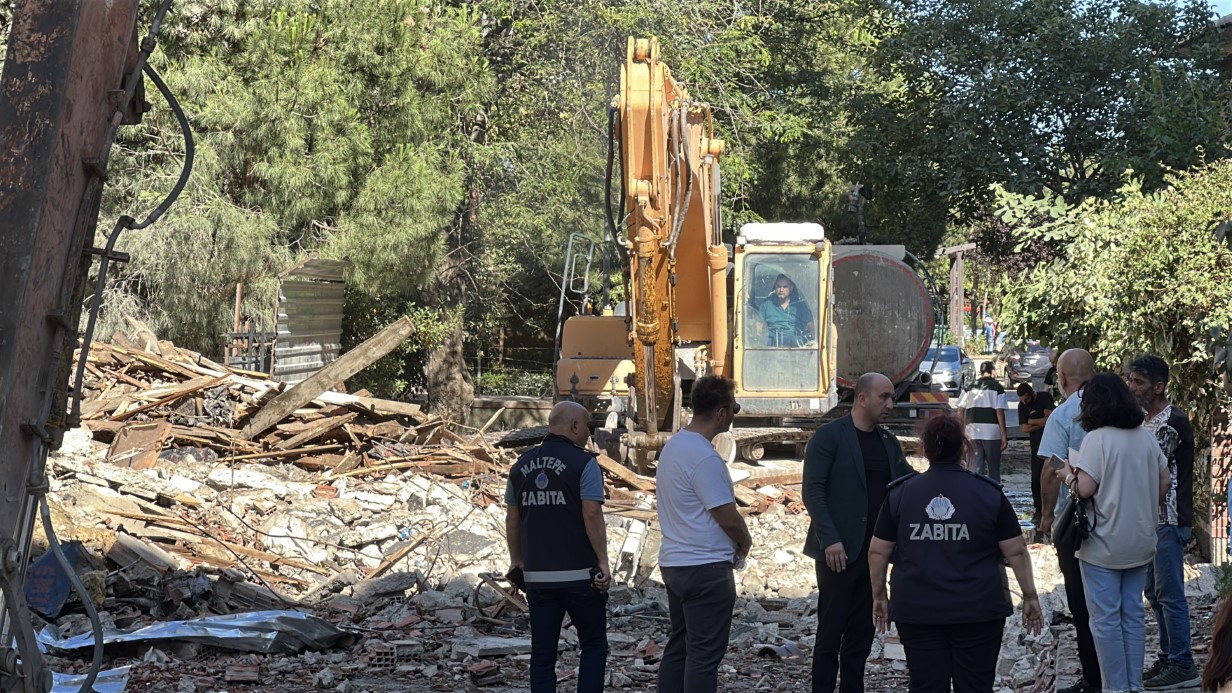 Maltepe’de faciadan dönüldü: 11 katlı bina yıkım sırasında çöktü