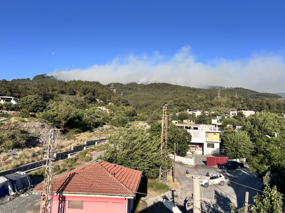 Hatay’da orman yangınına havadan ve karadan müdahale sürüyor