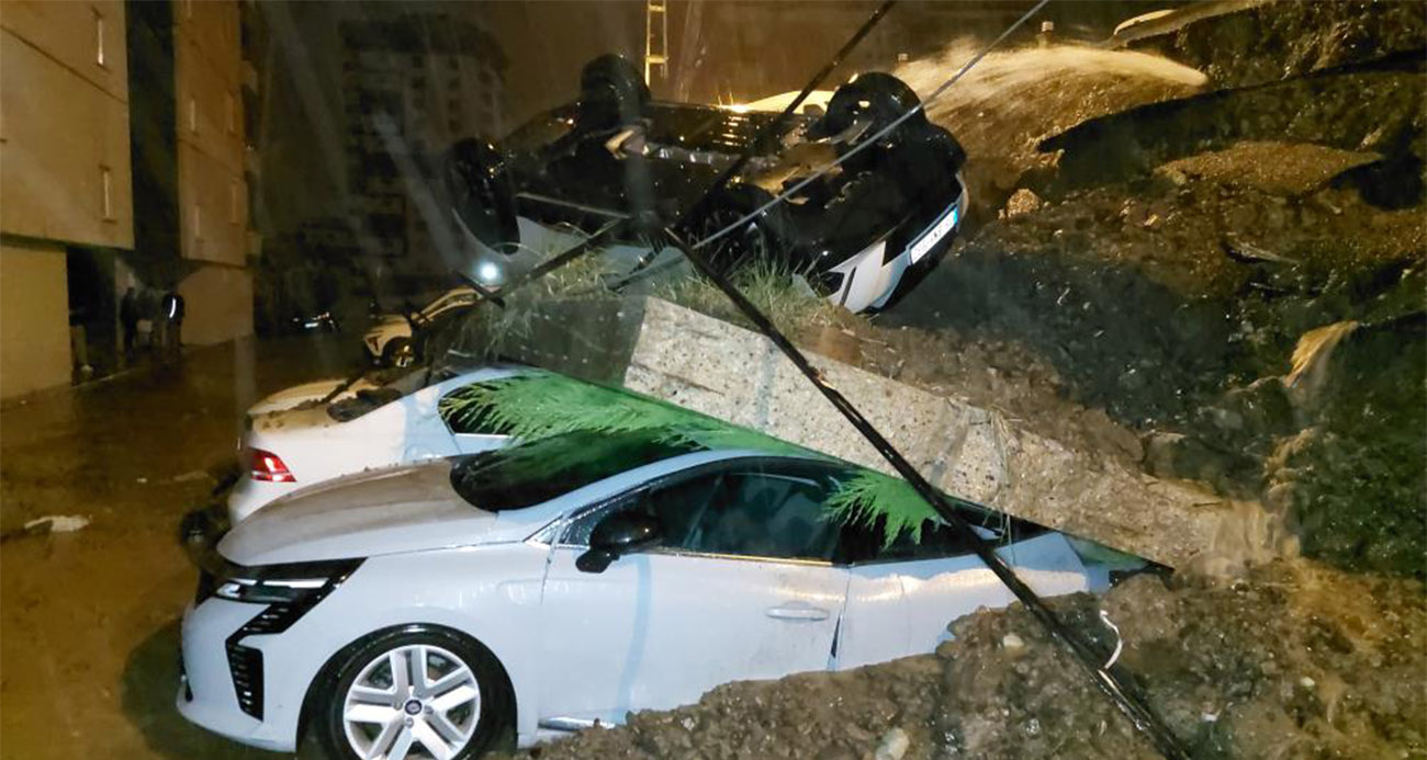 Samsun’da şiddetli yağış: İstinat duvarı araçların üzerine devrildi