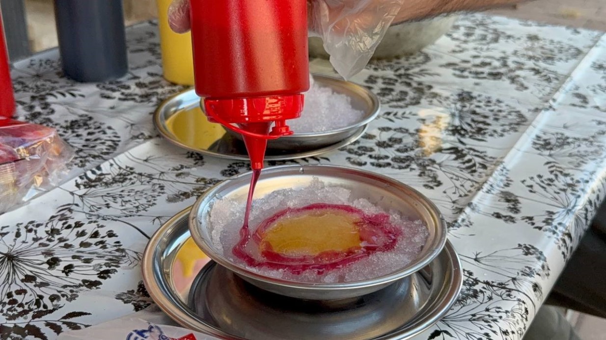 Dağdan kar getirip tatlandırdı, tabağını 50 TL’den satmaya başladı