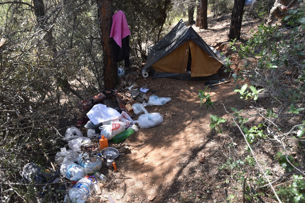 Donmamak için öldürdüğü hayvanların derisinden elbise yapıp 7 ay ormanda saklandı
