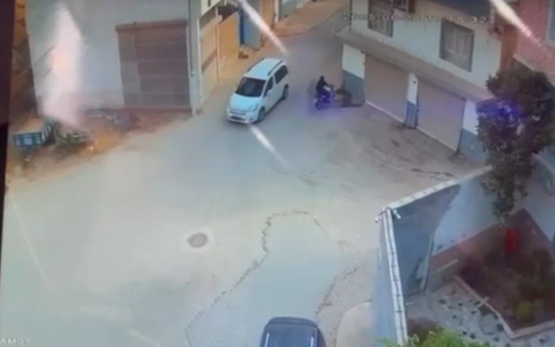Şanlıurfa’da motosikletli kadın sürücünün duvara çarptığı kaza kamerada