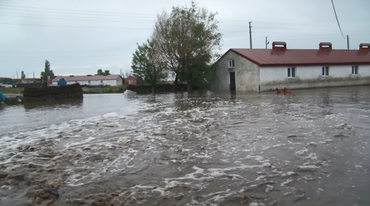 Kars’ta sağanak yağış sele dönüştü: Evler sular altında kaldı