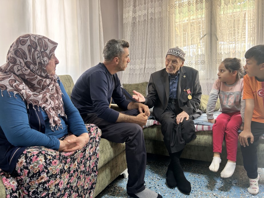 103 yaşındaki Kore gazisi torununun, torununu gördü