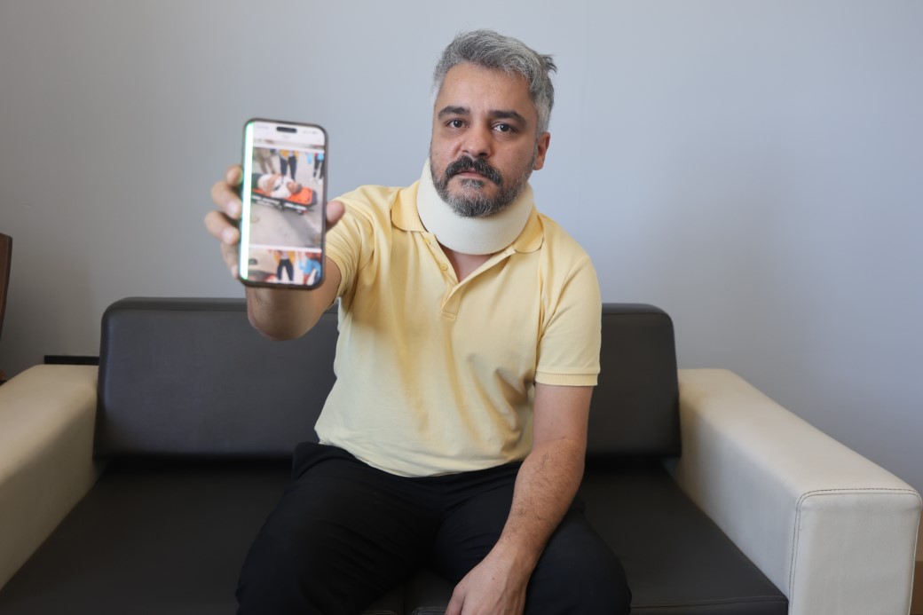 Hafriyat kamyonunun ezdiği otomobilden yaralı kurtulan sürücü, 