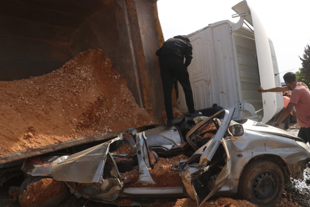Hafriyat kamyonunun ezdiği otomobilden yaralı kurtulan sürücü, 