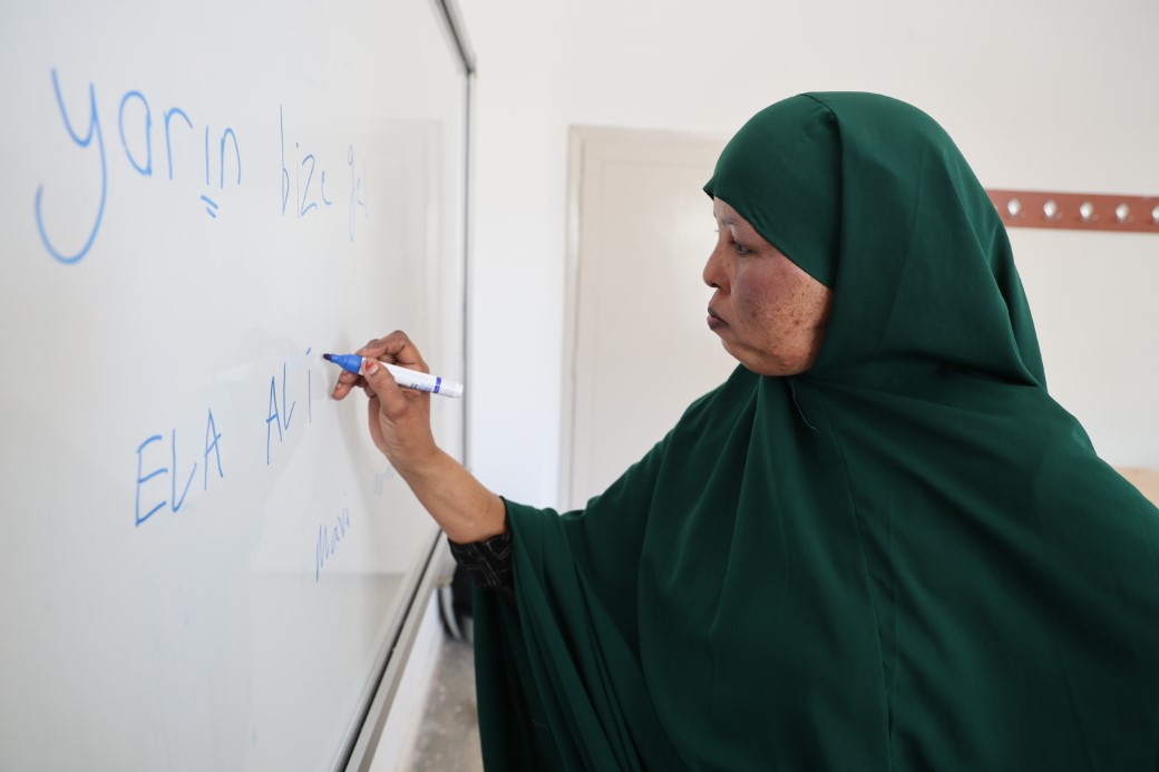 Kanser hastası annesi için 6 bin kilometre geldi: Tercüman bulamadığı için Türkçe kursuna yazıldı