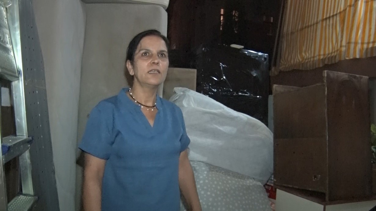 Tahliye taahhütnamesiyle evinden atıldı, geceyi eşyalarının başında nöbet tutarak geçirdi