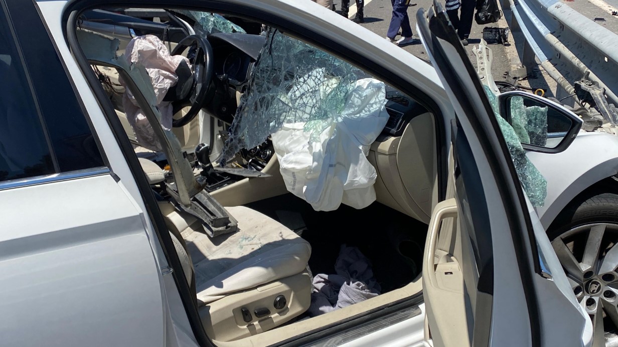 TEM’de bariyere çarpan otomobilin tavanı koptu: 4 yaralı