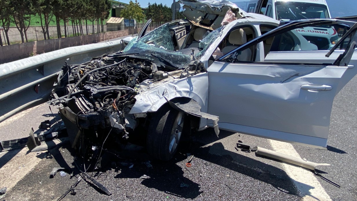 TEM’de bariyere çarpan otomobilin tavanı koptu: 4 yaralı