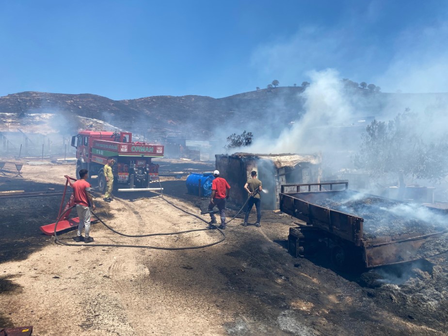 Çanakkale’de makilik yangını: Ahır, ağıl ve traktör römorkları yandı