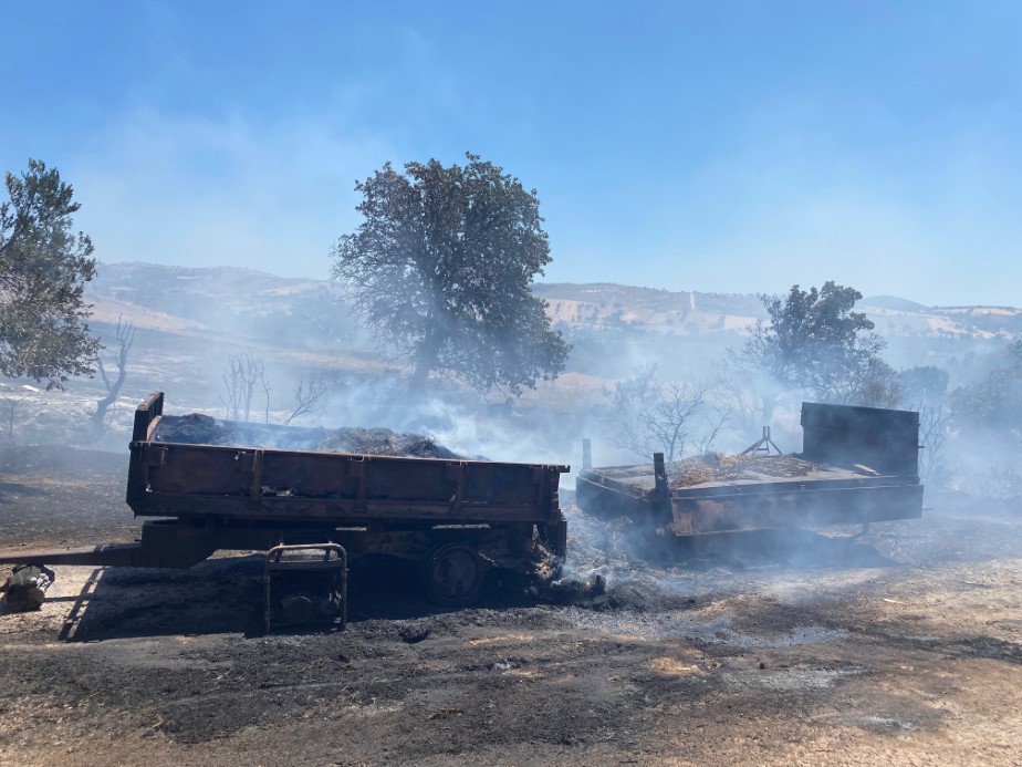 Çanakkale’de makilik alanda çıkan yangında ahır, ağıl ve traktör römorkları yandı