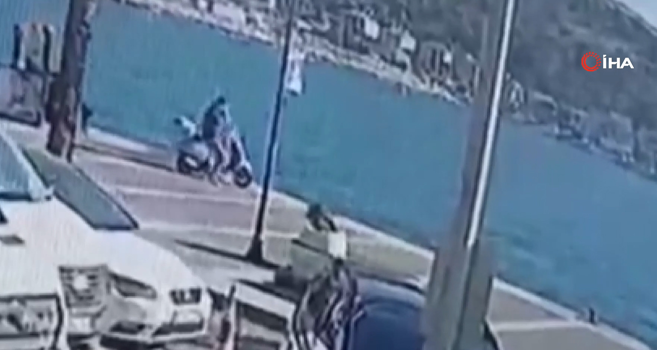 Çeşme’de ilginç kaza: Motosikletiyle denize böyle uçtu