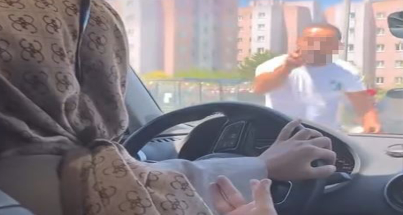 Arnavutköy’de makas attığını iddia ettiği kadın sürücünün yolunu keserek, aracın camına vurdu