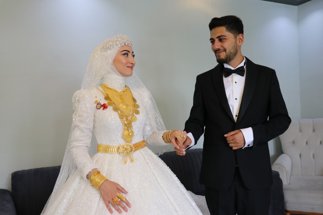 Aşiret düğününde damada 7 buçuk milyon, geline 1 buçuk kilo altın takıldı
