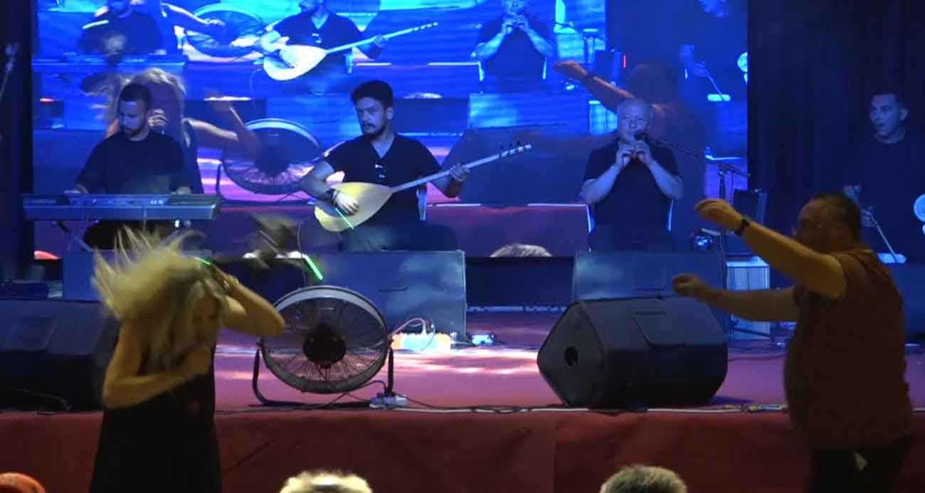 Antalya’daki festivalde sahnede ilginç an: Dron sanatçının kafasına çarptı