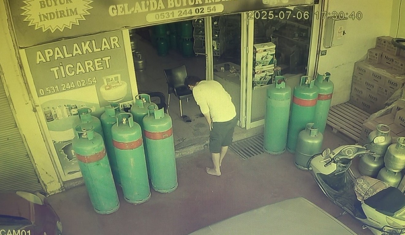 Dükkana giren yılan, esnafı sokağa fırlattı
