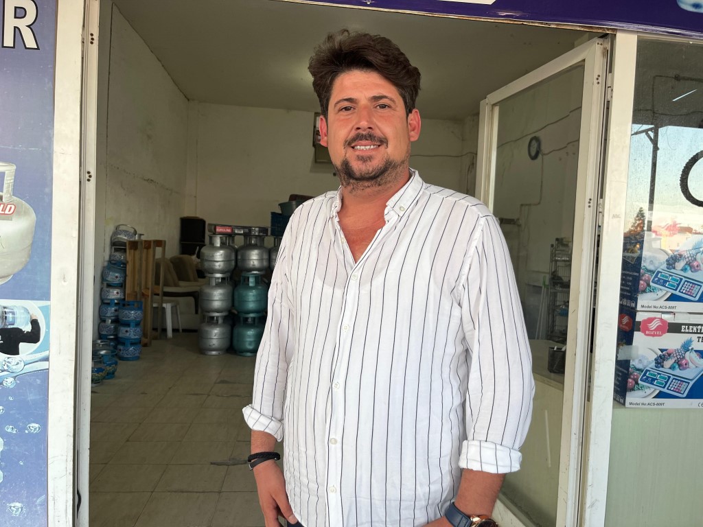 Dükkana giren yılan, esnafı sokağa fırlattı