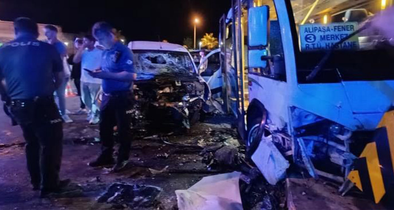 Rize’de minibüs ile hafif ticari araç çarpıştı: 10 yaralı