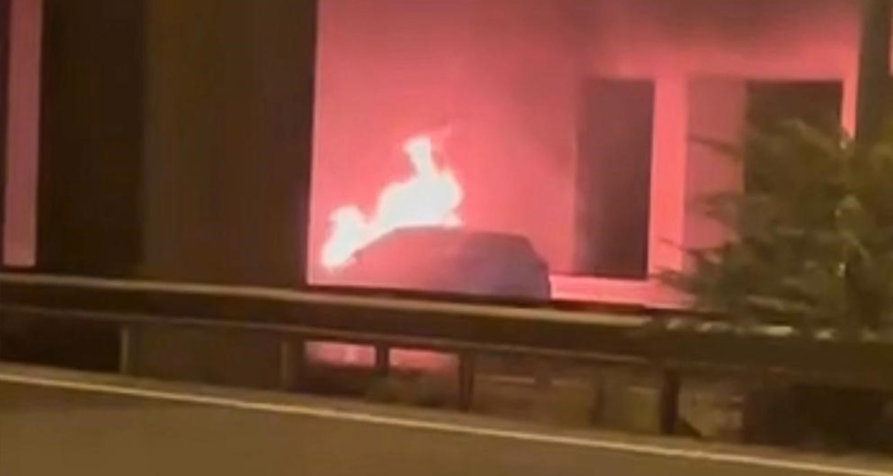 D100’de alev topuna dönen otomobil kullanılamaz hale geldi