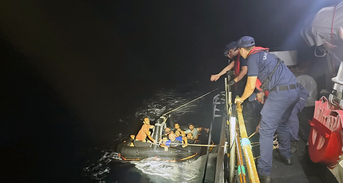 Yunanistan’ın geri ittiği can sallarında 16 düzensiz göçmen kurtarıldı