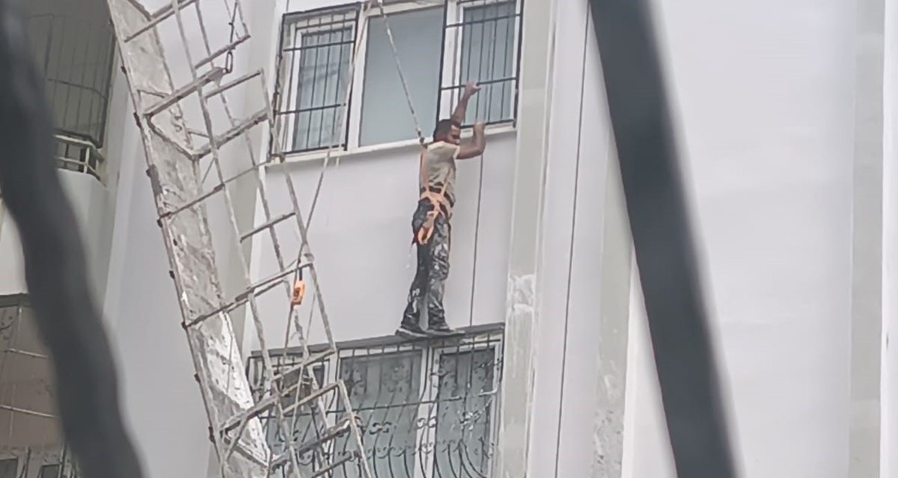 İskelenin halatı koptu, işçi ölümden döndü