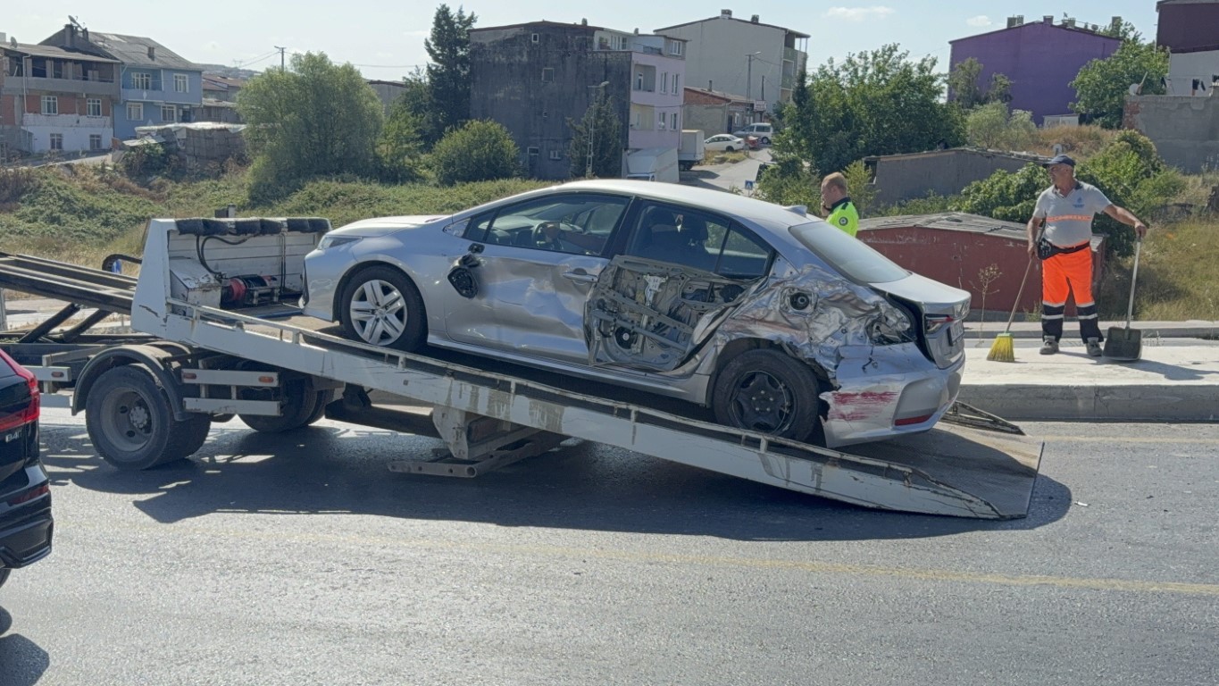 Başakşehir’de 10 aracın karıştığı zincirleme kaza: 3 yaralı