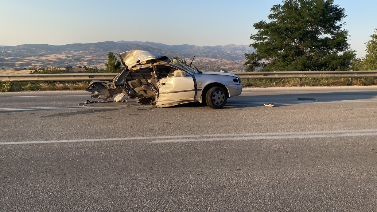 Minibüsle çarpışan otomobil ikiye bölündü: 11 yaralı