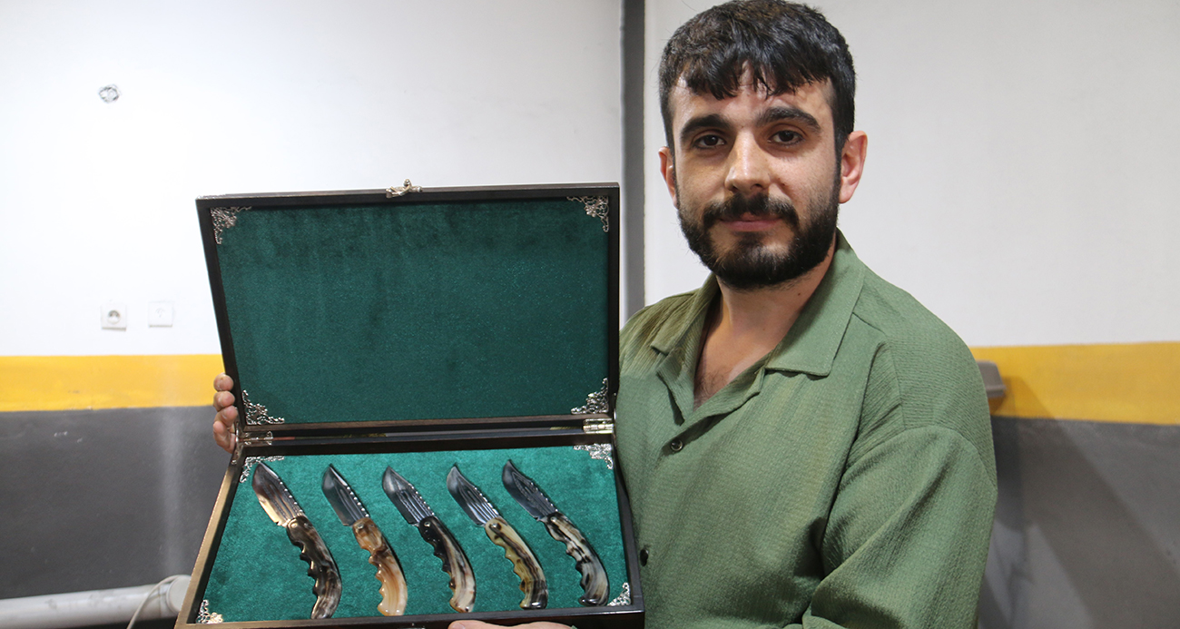 Dizilerden etkilenip 10 bin boynuz arasından seçtiği boynuzlarla eşsiz renklerde Sivas bıçakları üretti