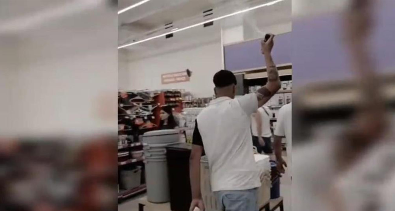 Şanlıurfa’da markette etrafa deodorant sıkan şahıs gözaltına alındı