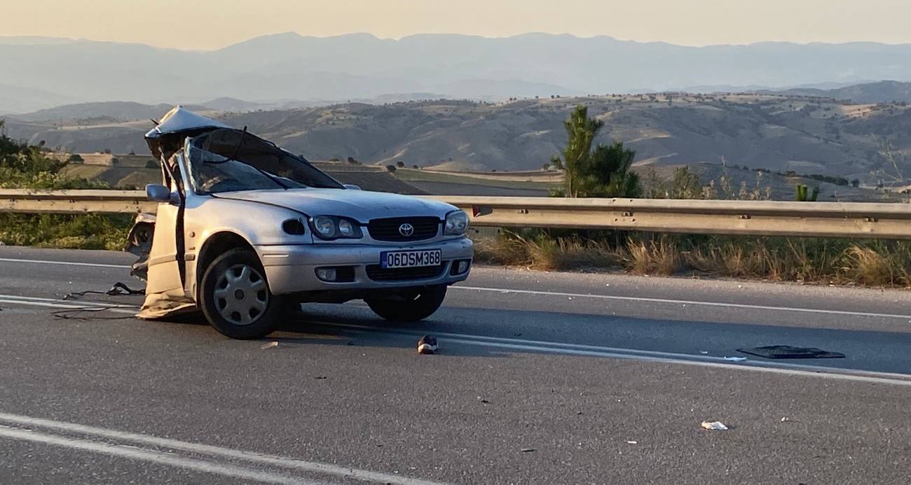 Minibüsle çarpışan otomobil ikiye bölündü: 11 yaralı