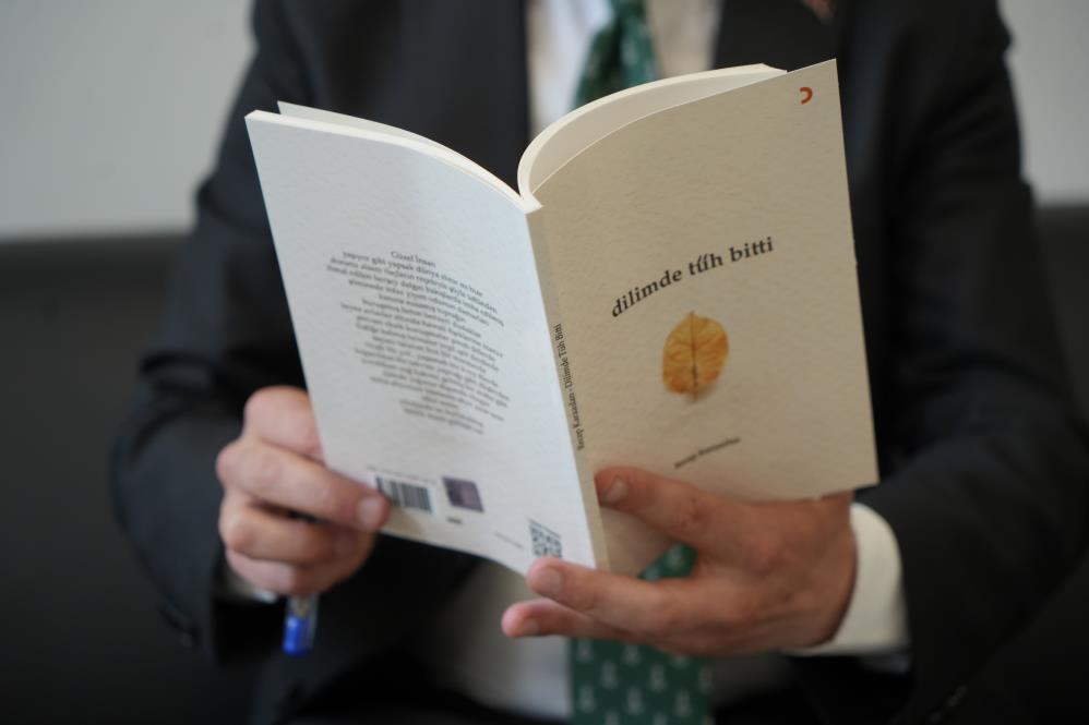 Bayburt tapu müdürü hem okuyor hem yazıyor: Genç müdür 8 üniversite bitirdi 9 şiir kitabı yazdı