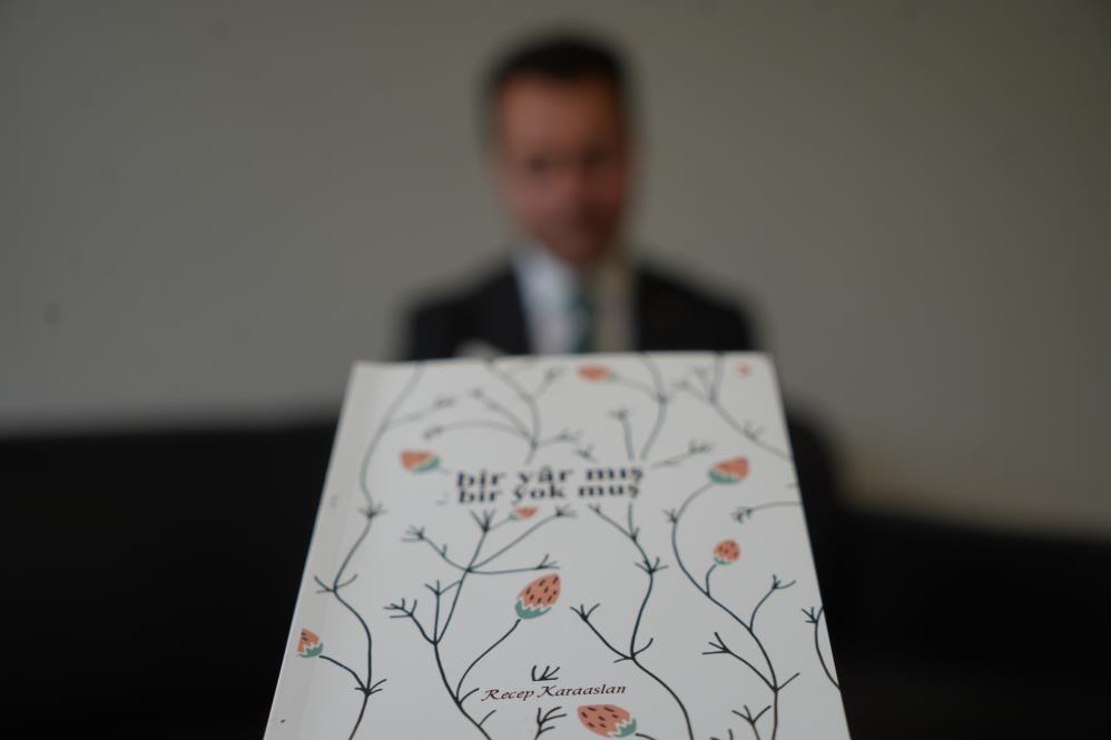 Bayburt tapu müdürü hem okuyor hem yazıyor: Genç müdür 8 üniversite bitirdi 9 şiir kitabı yazdı