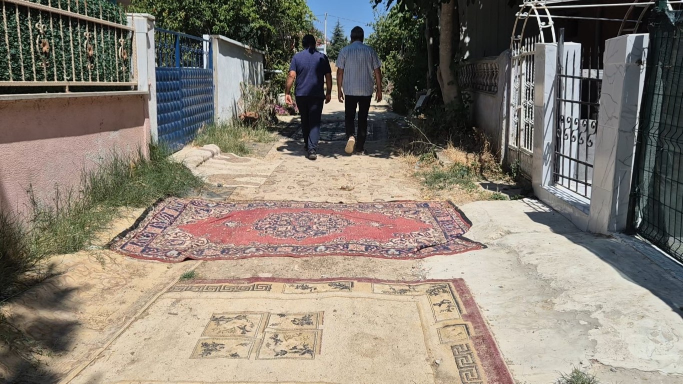 Tekirdağ’da belediye yol yapmayınca vatandaş sokağa halı serdi