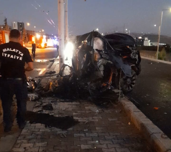Tesla marka araç alev aldı: 2 hemşire yanarak can verdi