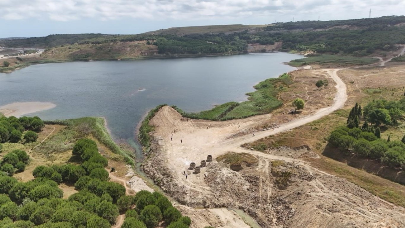 İBB’nin döküm sahası ilan ettiği gölü, Arnavutköy Belediyesi koruma altına aldı