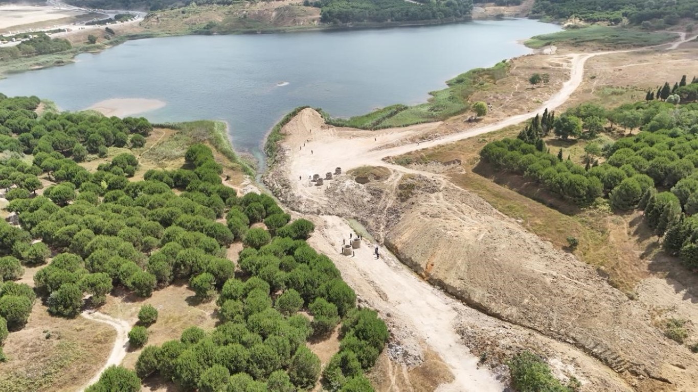 İBB’nin döküm sahası ilan ettiği gölü, Arnavutköy Belediyesi koruma altına aldı