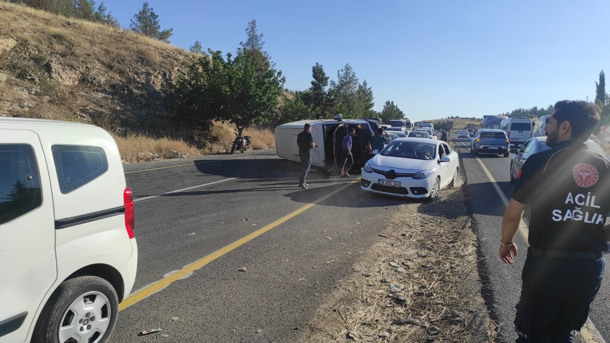 Şanlıurfa’da işçi servisi ile otomobil çarpıştı: 12 yaralı