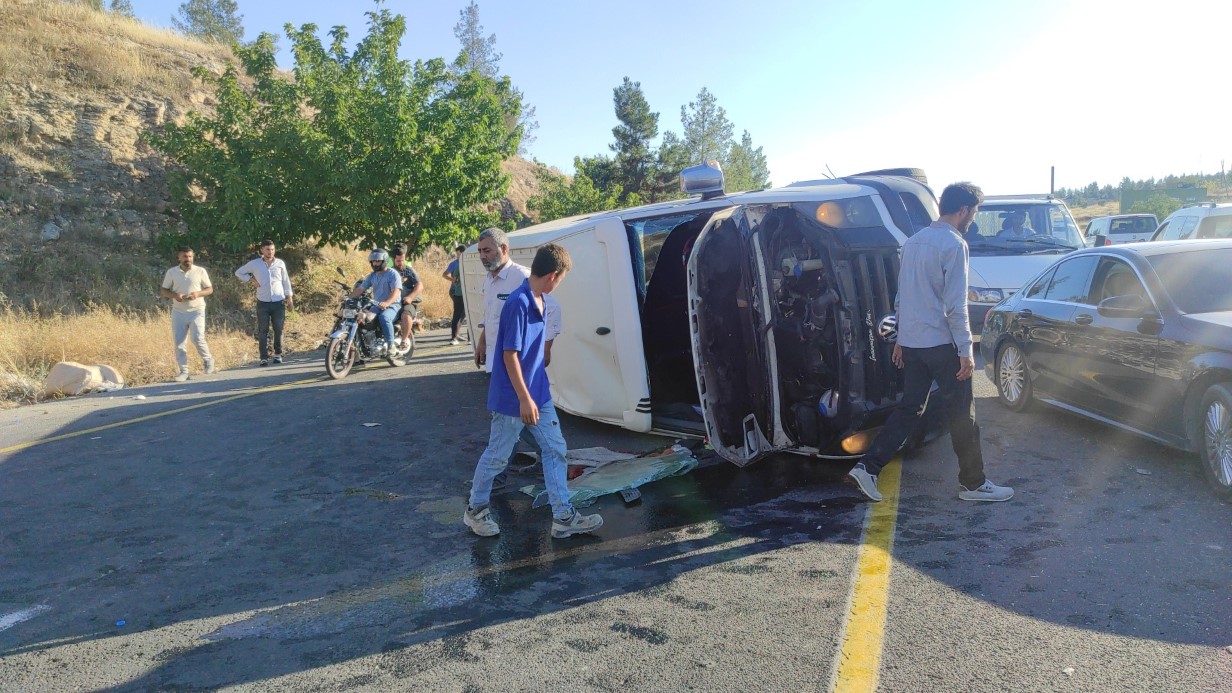 Şanlıurfa’da işçi servisi ile otomobil çarpıştı: 12 yaralı