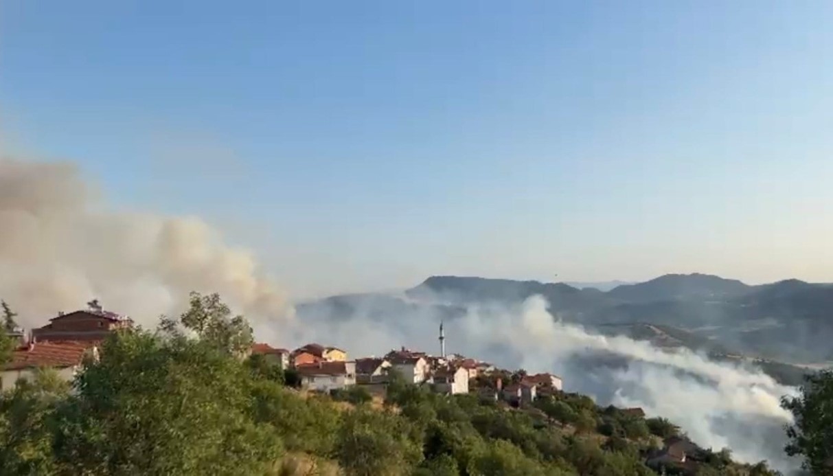 Bursa-Balıkesir sınırında orman yangını: Köy tahliye edildi, ekipler seferber oldu