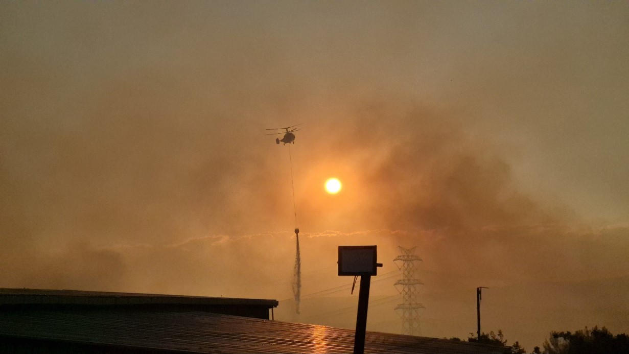 Yangında helikopter suyu havuzdan aldı: Orman yangınına müdahalede zamanla yarış