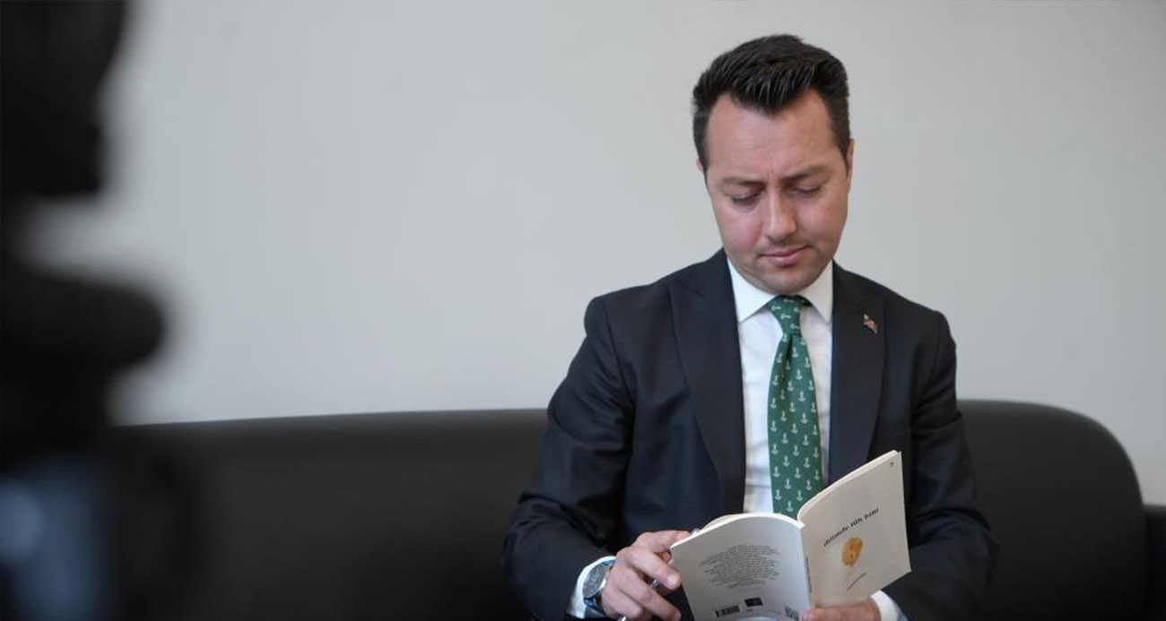 Bayburt tapu müdürü hem okuyor hem yazıyor: Genç müdür 8 üniversite bitirdi 9 şiir kitabı yazdı