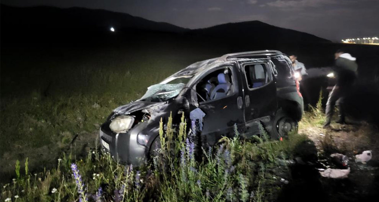 Sarıkamış’ta kontrolden çıkan araç şarampole devrildi: 4 yaralı